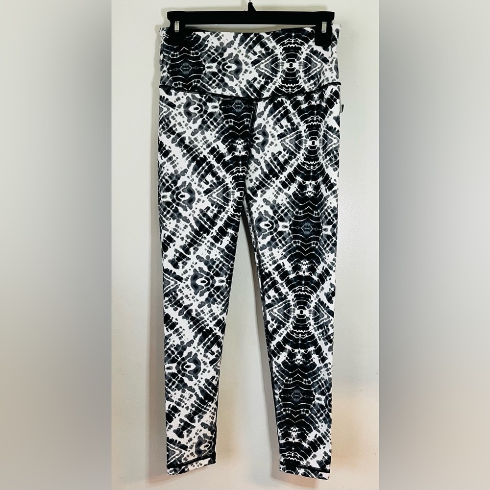 NWT Victoria Secret Victoria Sport 7/8 Knockout Tight Legging Size Small Tyedie